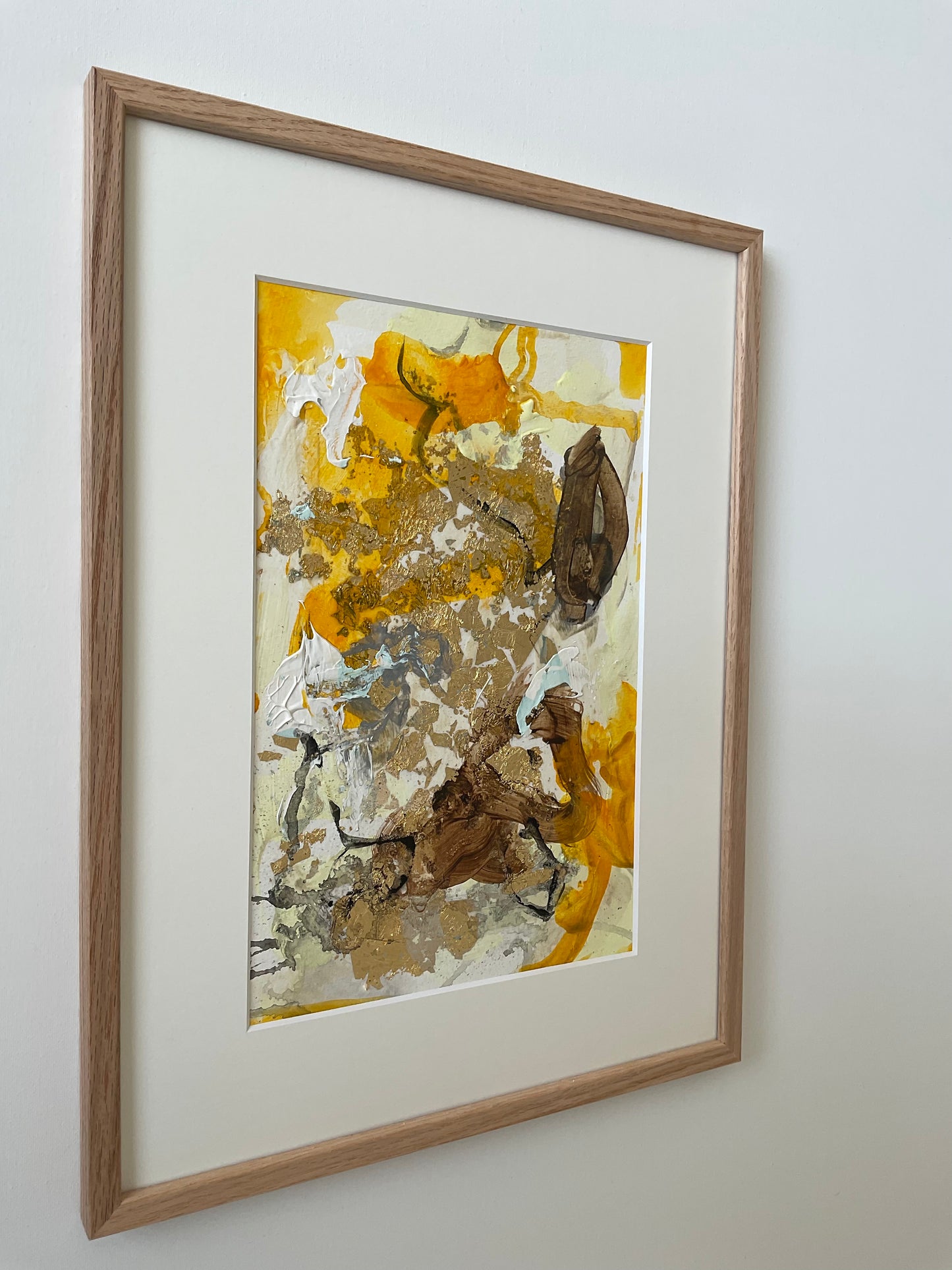 Paperwork nr. 62, 30x40 cm med guld bladmetal og massiv egetræsramme by Lone Reedtz , Abstrakt ekspressivt akrylmaleri på papir i passepartout Brown guld Orange Yellow