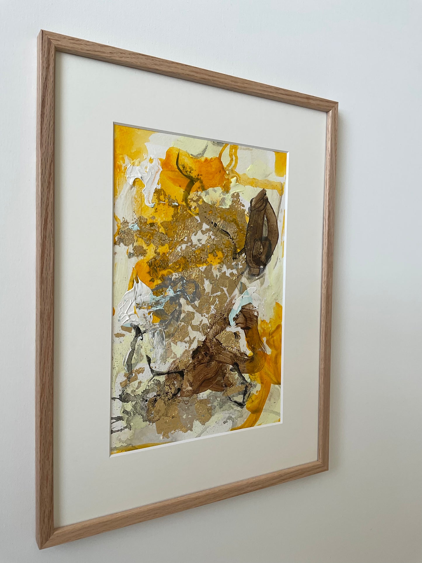 Paperwork nr. 62, 40x30 cm, med guld bladmetal og massiv egetræsramme by Lone Reedtz , Abstrakt ekspressivt akrylmaleri på papir i passepartout Brown guld Orange Yellow