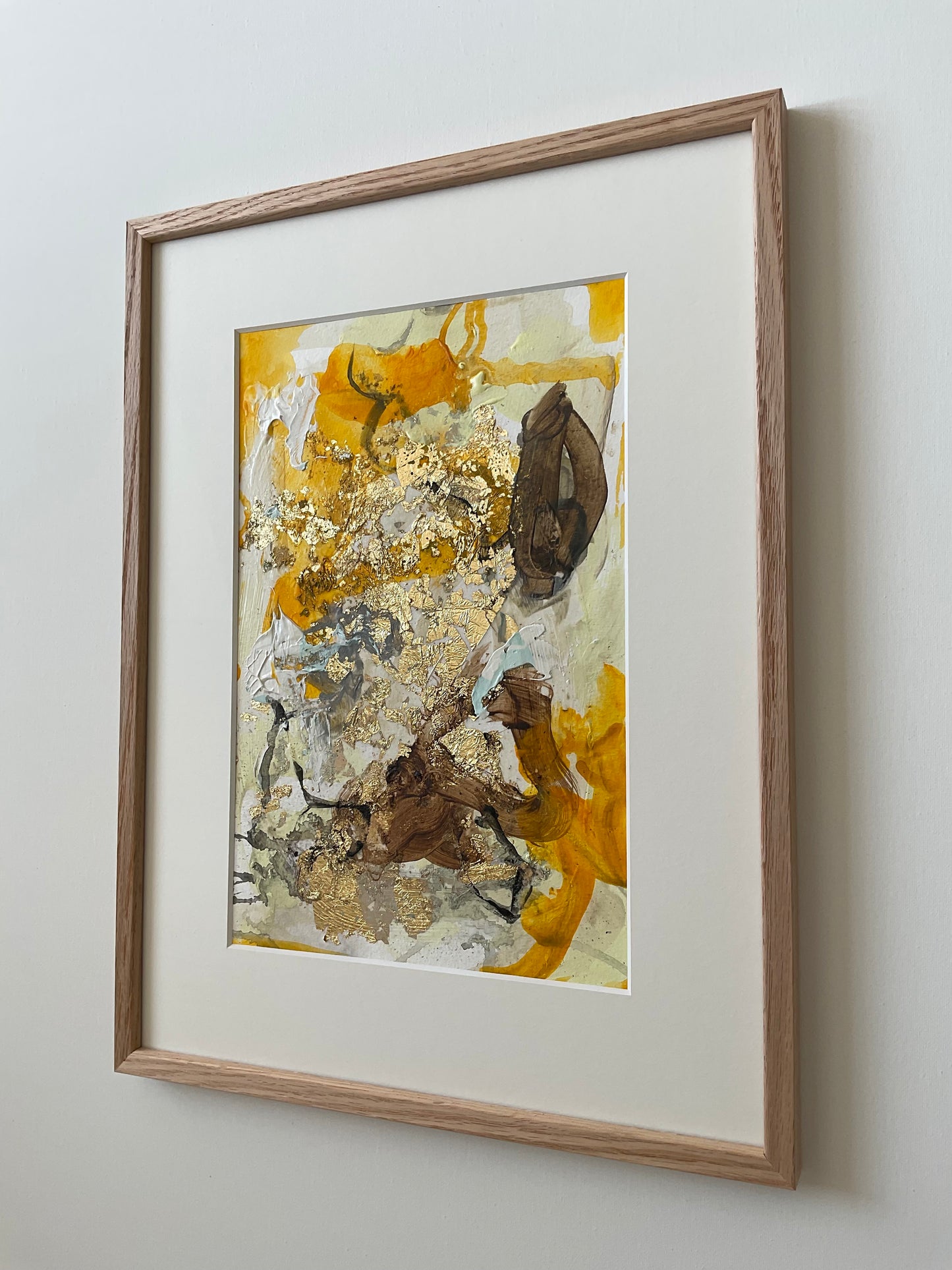 Paperwork nr. 62, 30x40 cm med guld bladmetal og massiv egetræsramme by Lone Reedtz , Abstrakt ekspressivt akrylmaleri på papir i passepartout Brown guld Orange Yellow