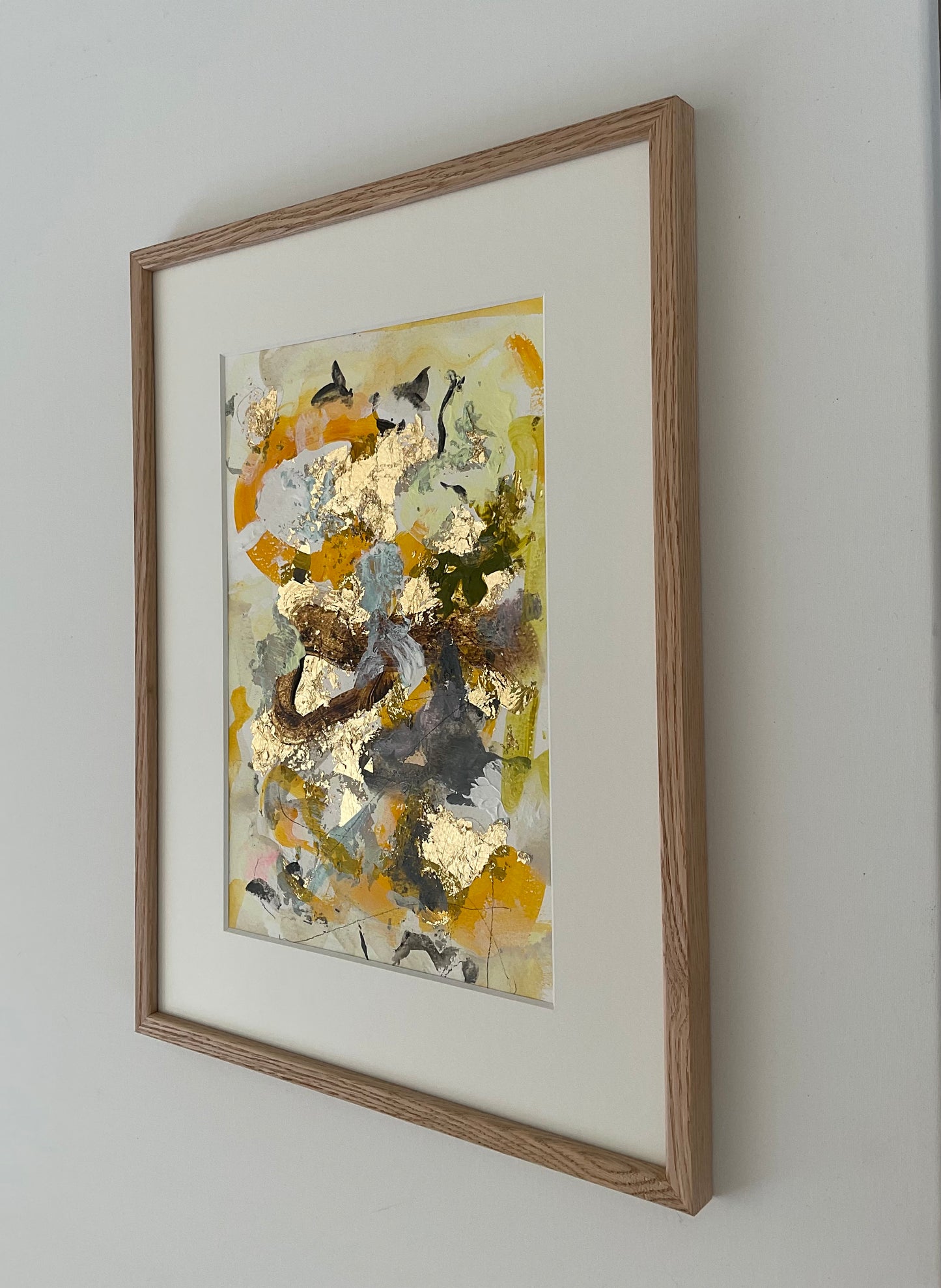 Paperwork nr. 13, 30x40 cm med guld bladmetal og massiv egetræsramme by Lone Reedtz , Abstrakt ekspressivt akrylmaleri på papir i passepartout Childish Gold Orange Yellow