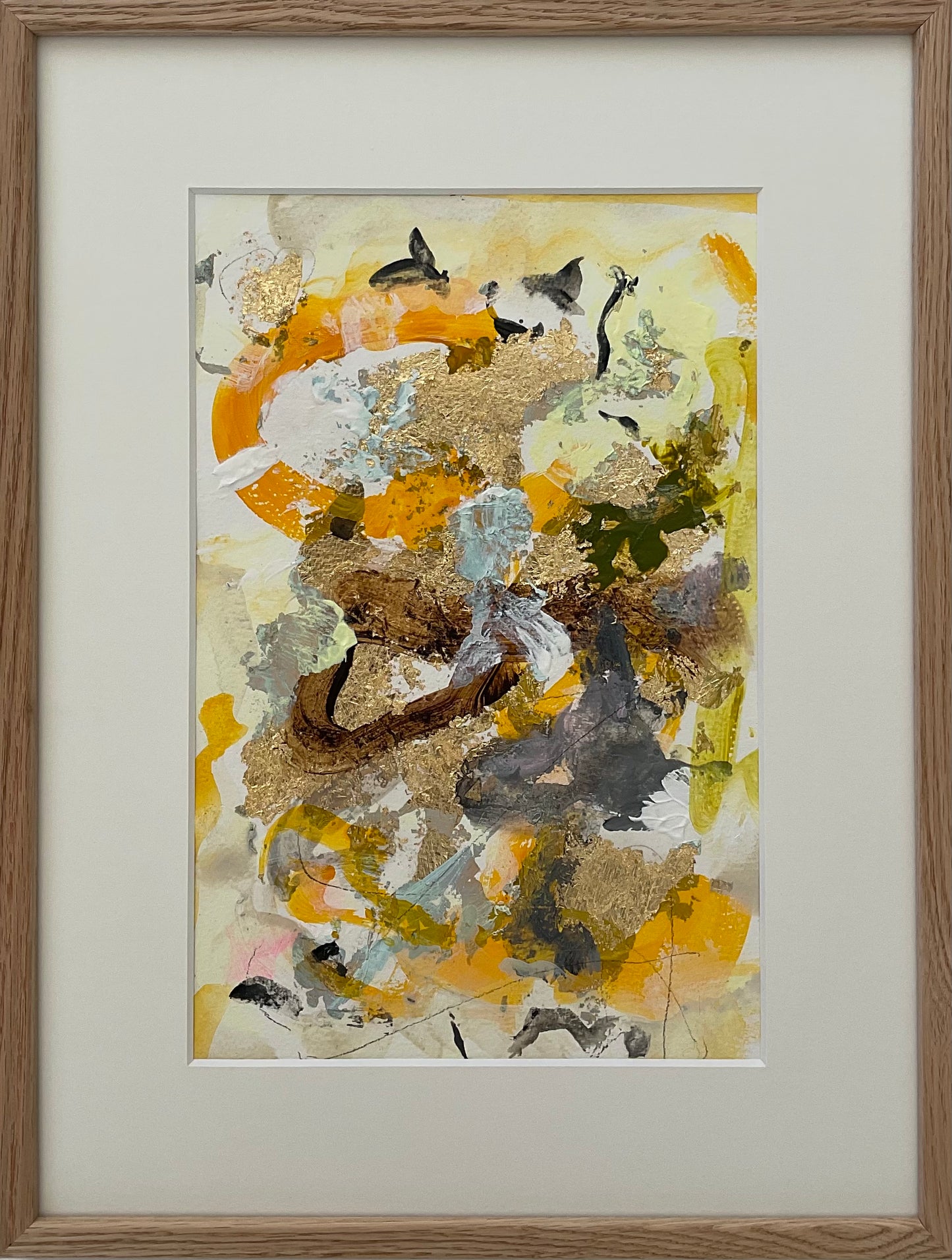 Paperwork nr. 13, 30x40 cm med guld bladmetal og massiv egetræsramme by Lone Reedtz , Abstrakt ekspressivt akrylmaleri på papir i passepartout Childish Gold Orange Yellow