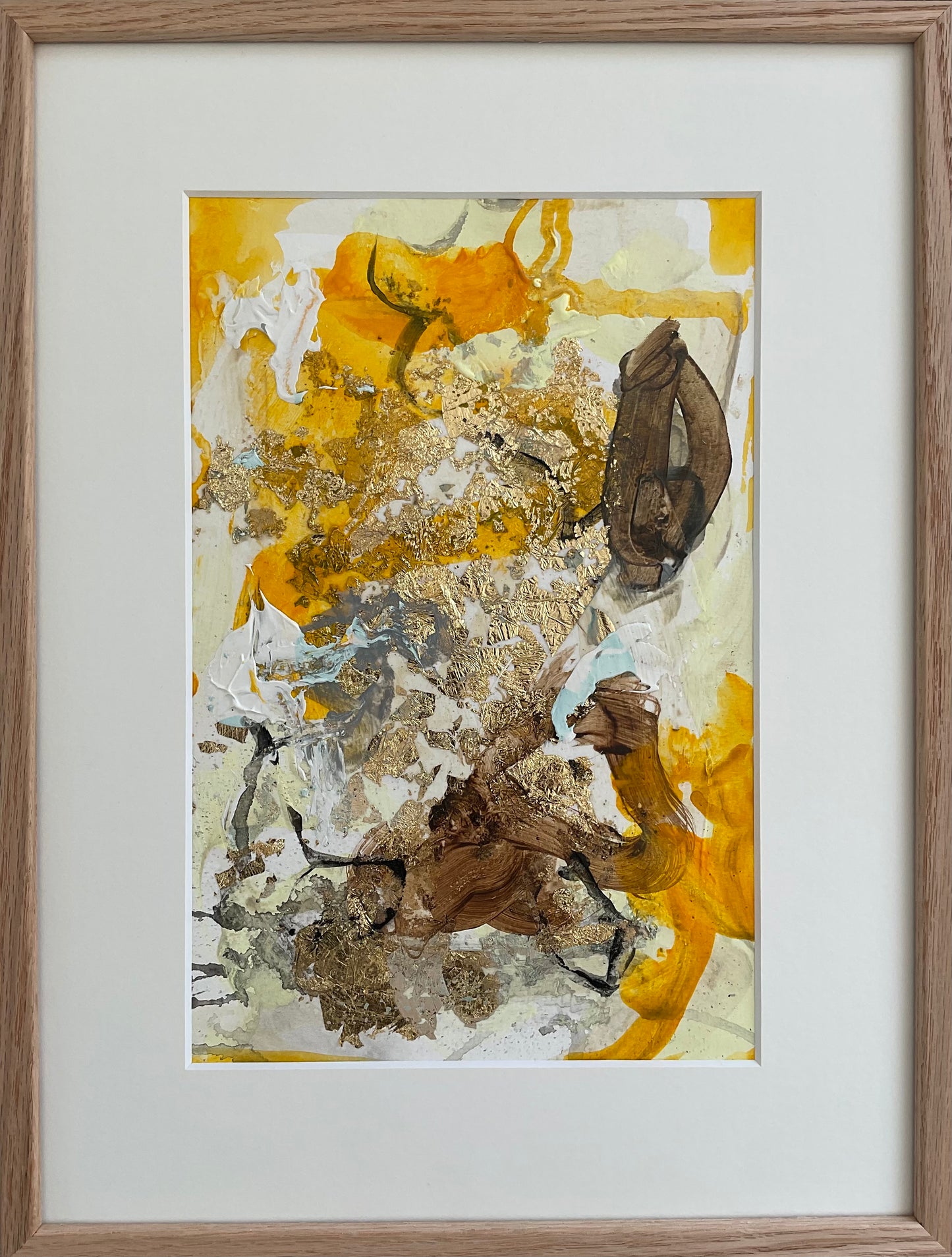 Paperwork nr. 62, 30x40 cm med guld bladmetal og massiv egetræsramme by Lone Reedtz , Abstrakt ekspressivt akrylmaleri på papir i passepartout Brown guld Orange Yellow