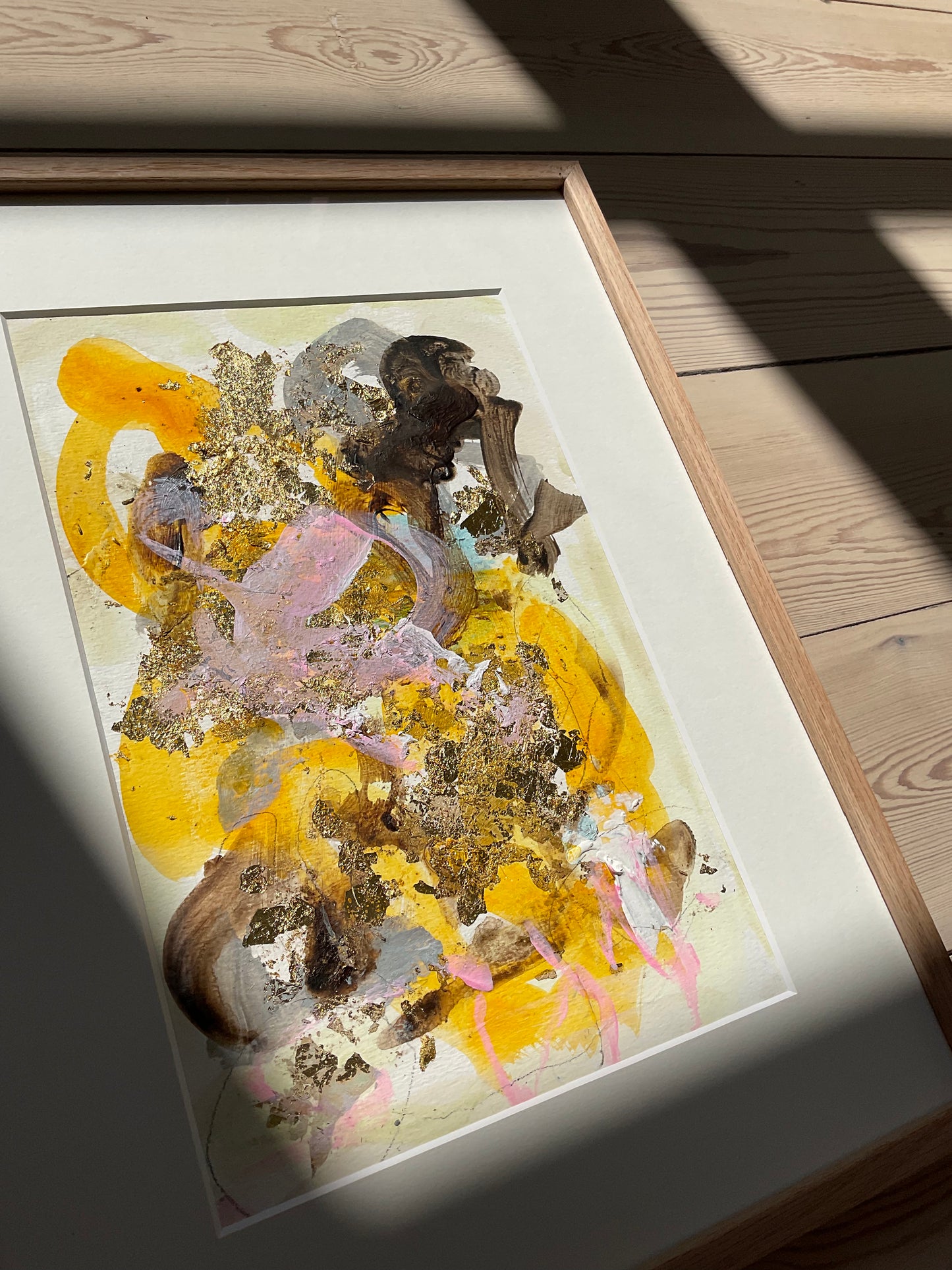 Paperwork nr. 14, 30x40 cm med guld bladmetal og massiv egetræsramme by Lone Reedtz , Abstrakt ekspressivt akrylmaleri på papir i passepartout Black Childish Gold Pink Yellow