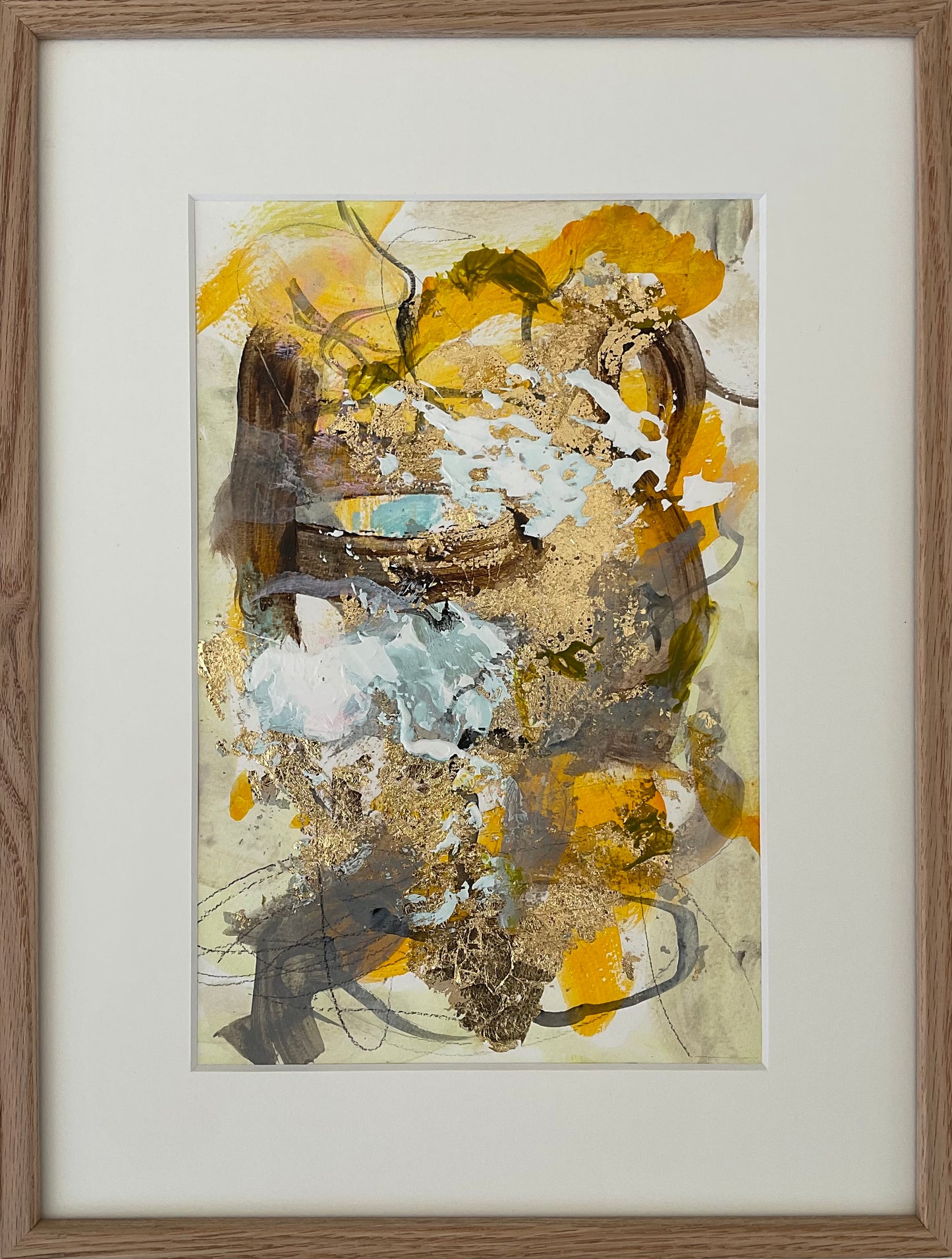 Paperwork nr. 15, 30x40 cm med guld bladmetal og massiv egetræsramme by Lone Reedtz , Abstrakt ekspressivt akrylmaleri på papir i passepartout Gold Grey Orange Yellow