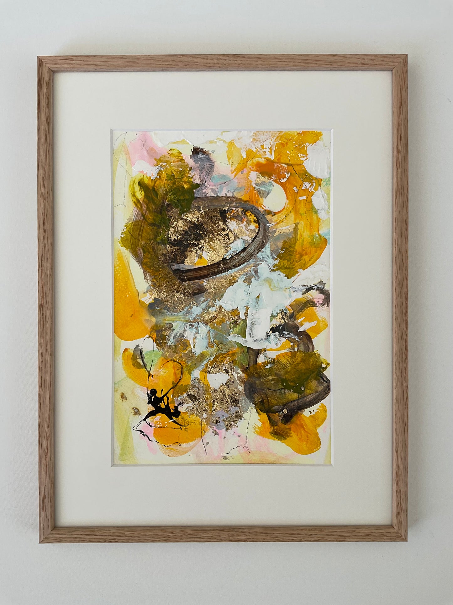Paperwork nr. 16, 30x40 cm med guld bladmetal og massiv egetræsramme by Lone Reedtz , Abstrakt ekspressivt akrylmaleri på papir i passepartout Brown Childish Gold Orange Yellow