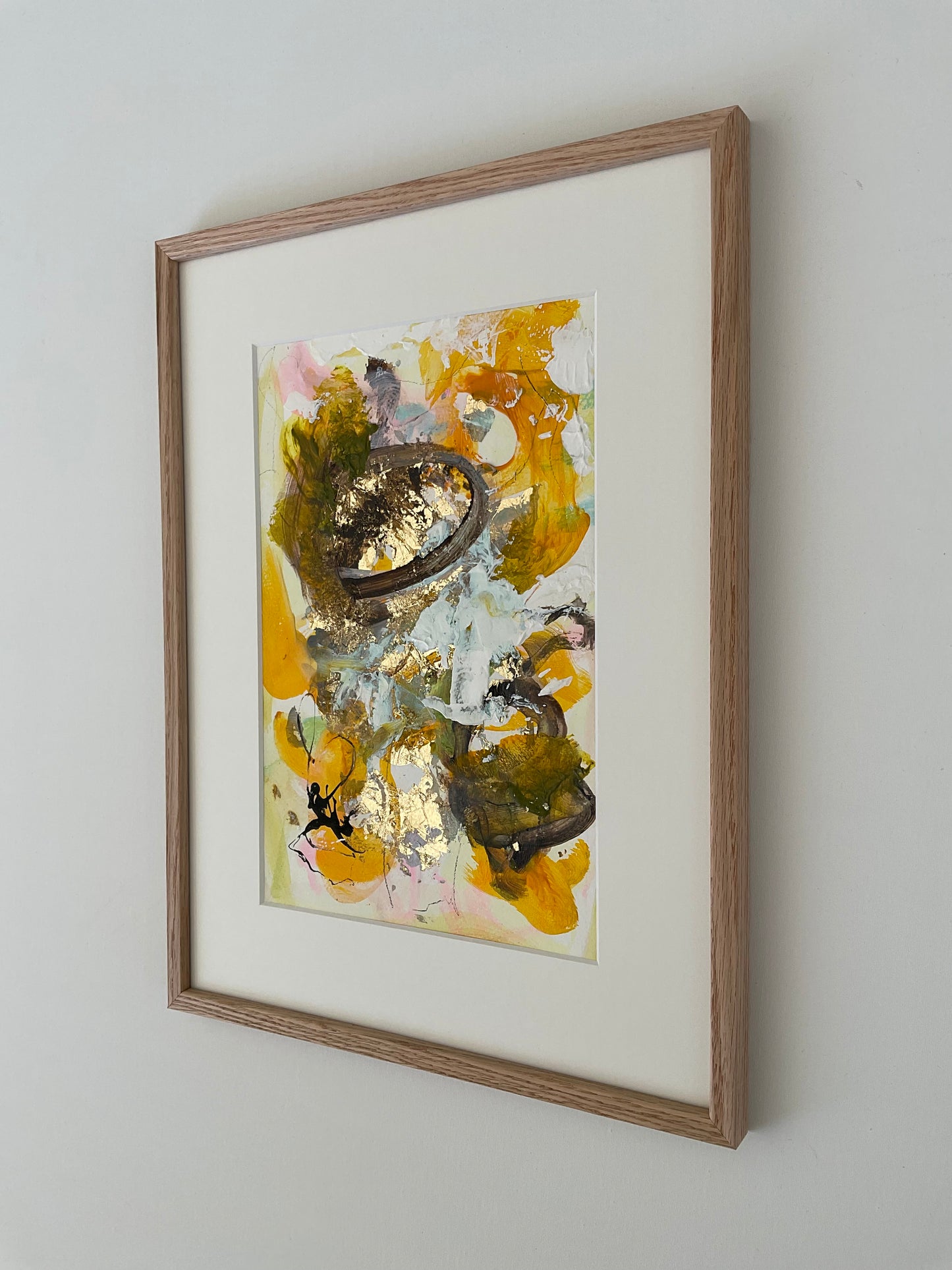 Paperwork nr. 16, 30x40 cm med guld bladmetal og massiv egetræsramme by Lone Reedtz , Abstrakt ekspressivt akrylmaleri på papir i passepartout Brown Childish Gold Orange Yellow