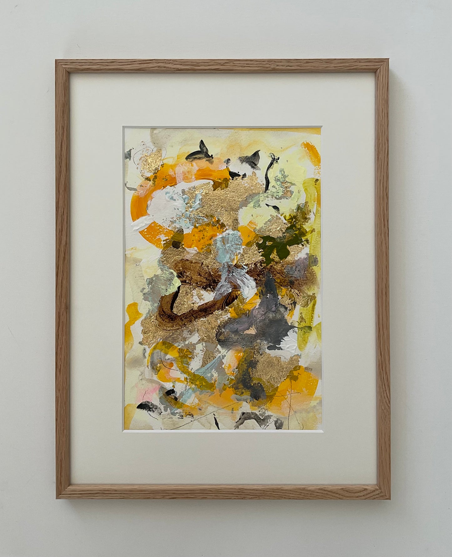 Paperwork nr. 13, 30x40 cm med guld bladmetal og massiv egetræsramme by Lone Reedtz , Abstrakt ekspressivt akrylmaleri på papir i passepartout Childish Gold Orange Yellow