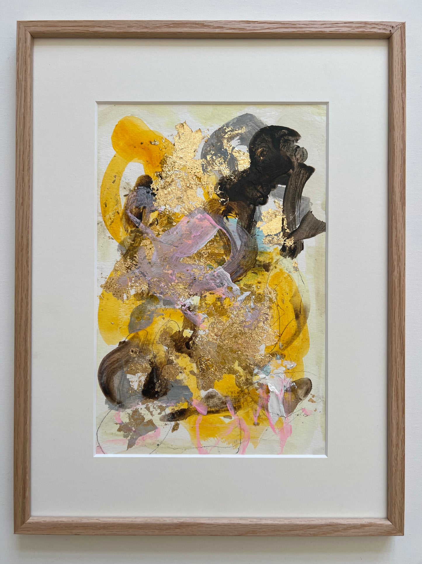 Paperwork nr. 14, 30x40 cm med guld bladmetal og massiv egetræsramme by Lone Reedtz , Abstrakt ekspressivt akrylmaleri på papir i passepartout Black Childish Gold Pink Yellow