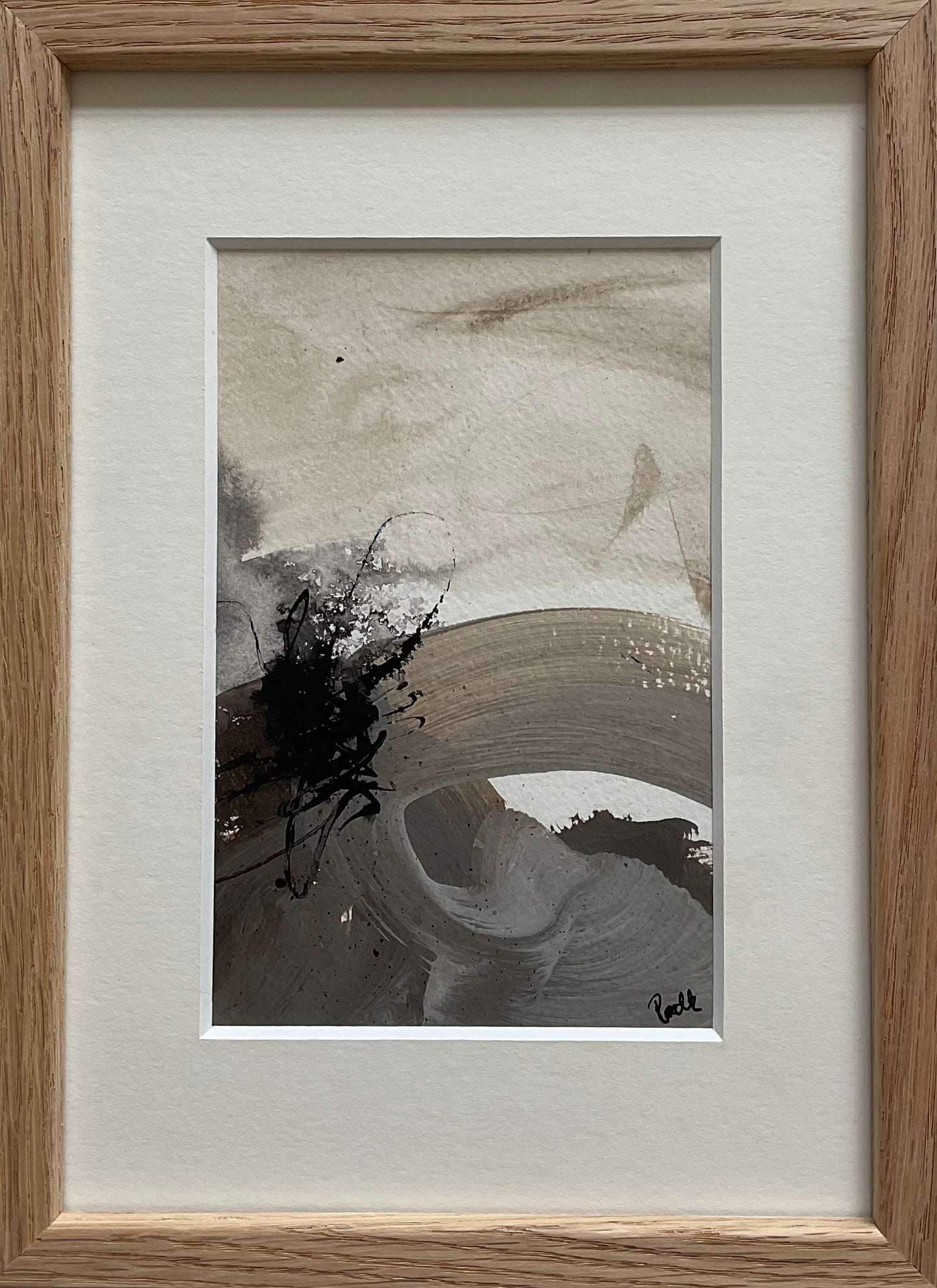 Paperwork nr. 37, 15x21 cm med massiv egetræsramme by Lone Reedtz , Abstrakt ekspressivt akrylmaleri på papir i passepartout Grey