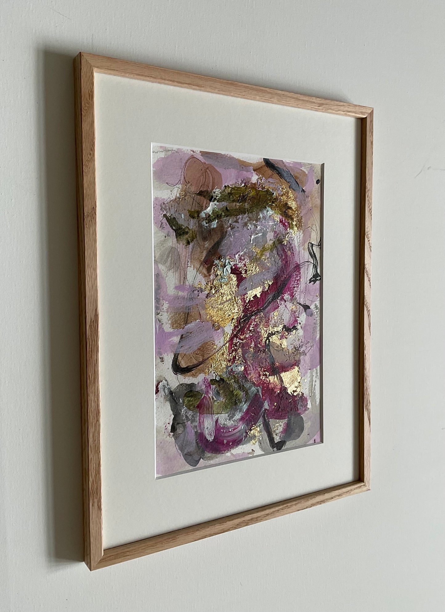 Paperwork, 30x40 cm med guld bladmetal og massiv egetræsramme by Lone Reedtz , Abstrakt ekspressivt akrylmaleri på papir i passepartout Black Blue Brown Gold Grey Orange Purple