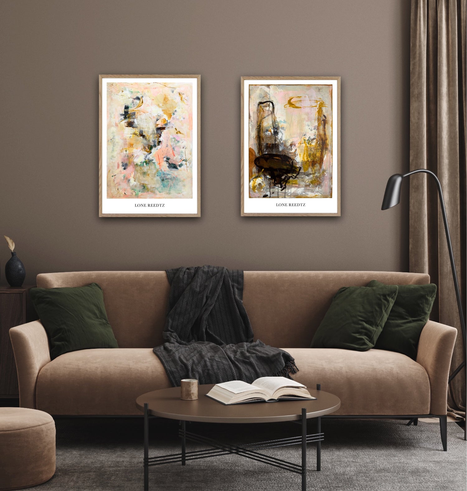 To flotte kunstplakater i massiv egetræsramme over en sofa