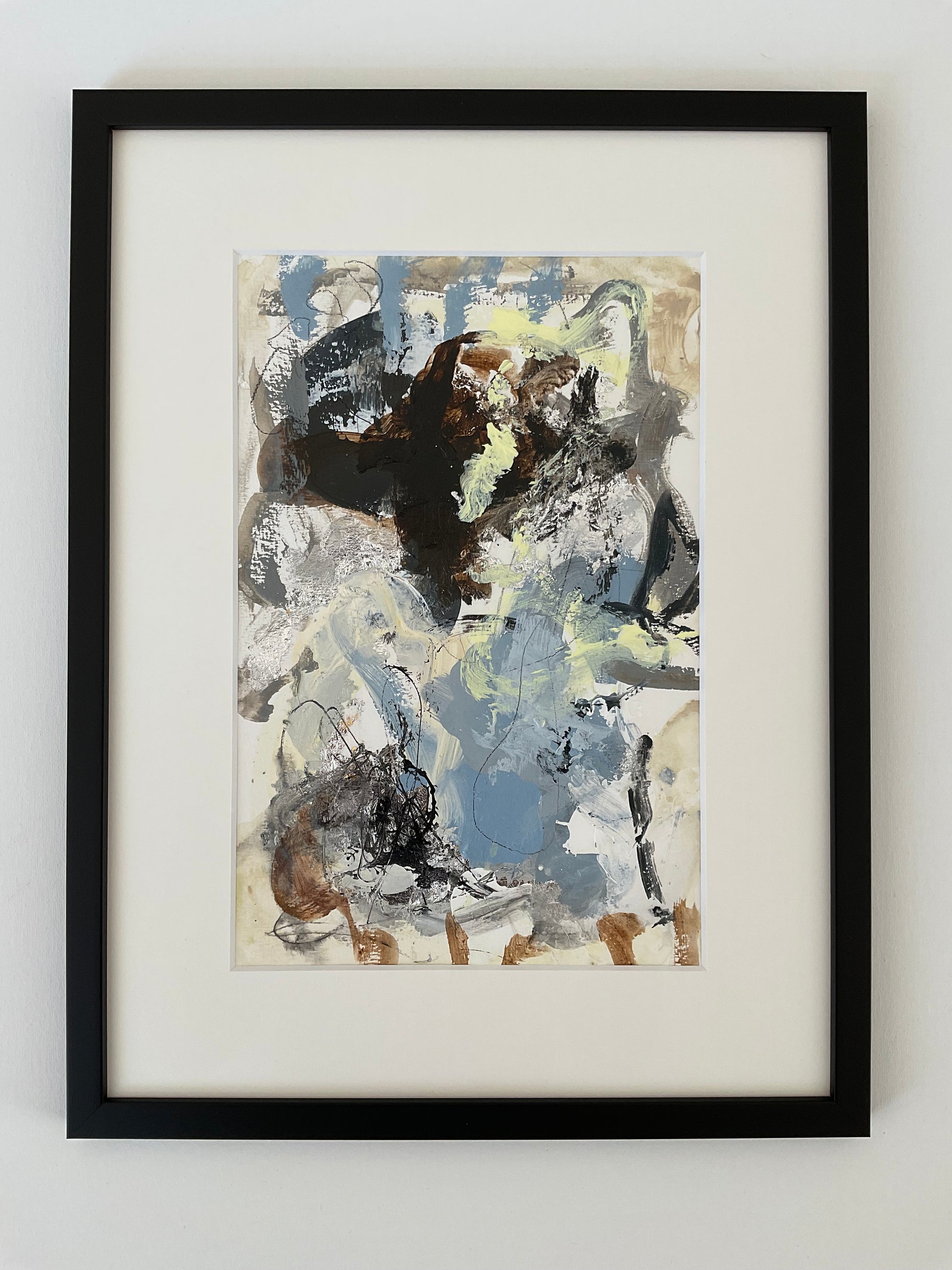 Paperwork nr. 17, 30x40 cm med sølv bladmetal og sort træramme by Lone Reedtz , Abstrakt ekspressivt akrylmaleri på papir i passepartout Blue Brown Grey Silver
