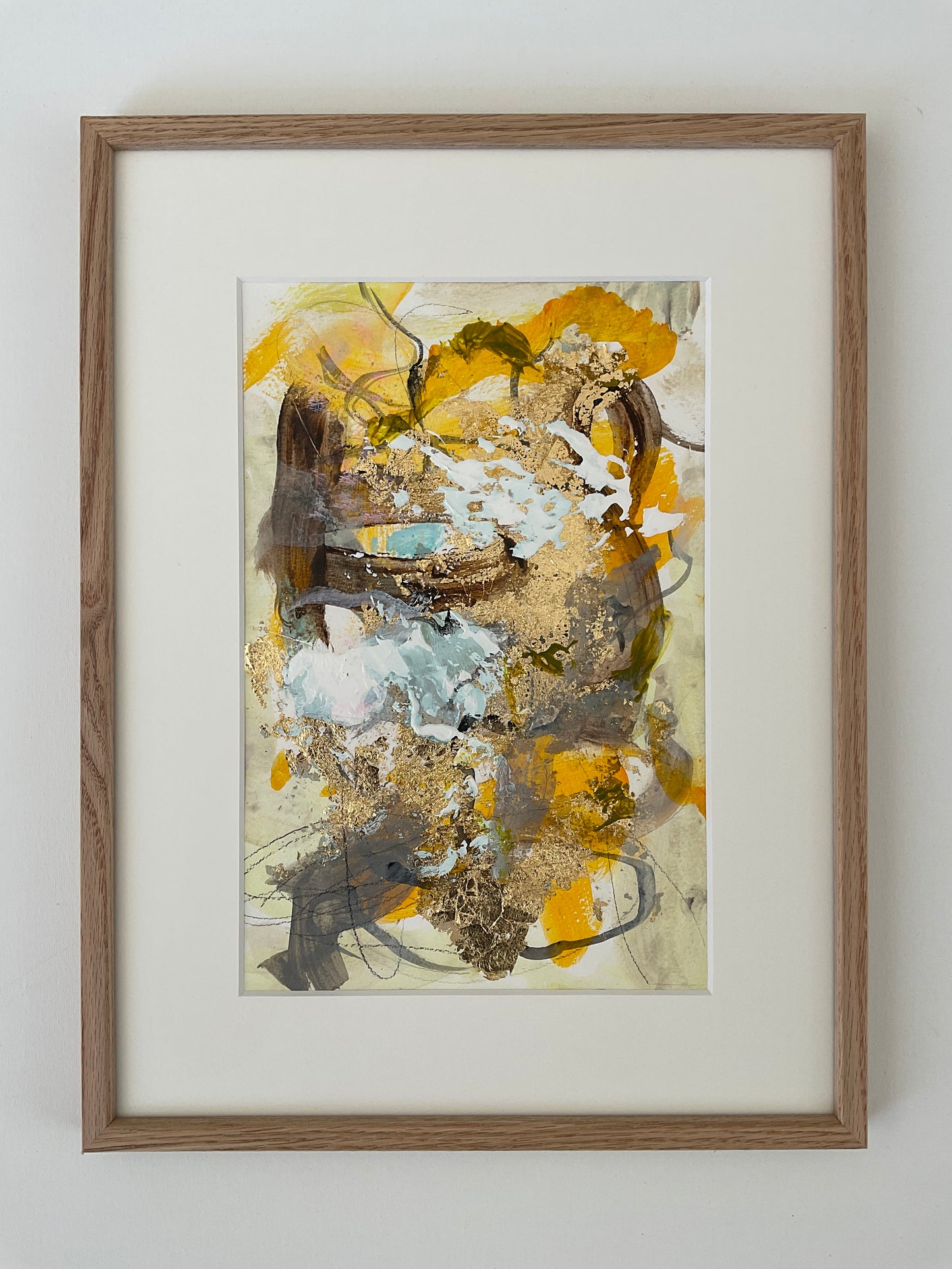 Paperwork nr. 15, 40x30 cm, med guld bladmetal og massiv egetræsramme by Lone Reedtz , Abstrakt ekspressivt akrylmaleri på papir i passepartout Gold Grey Orange Yellow