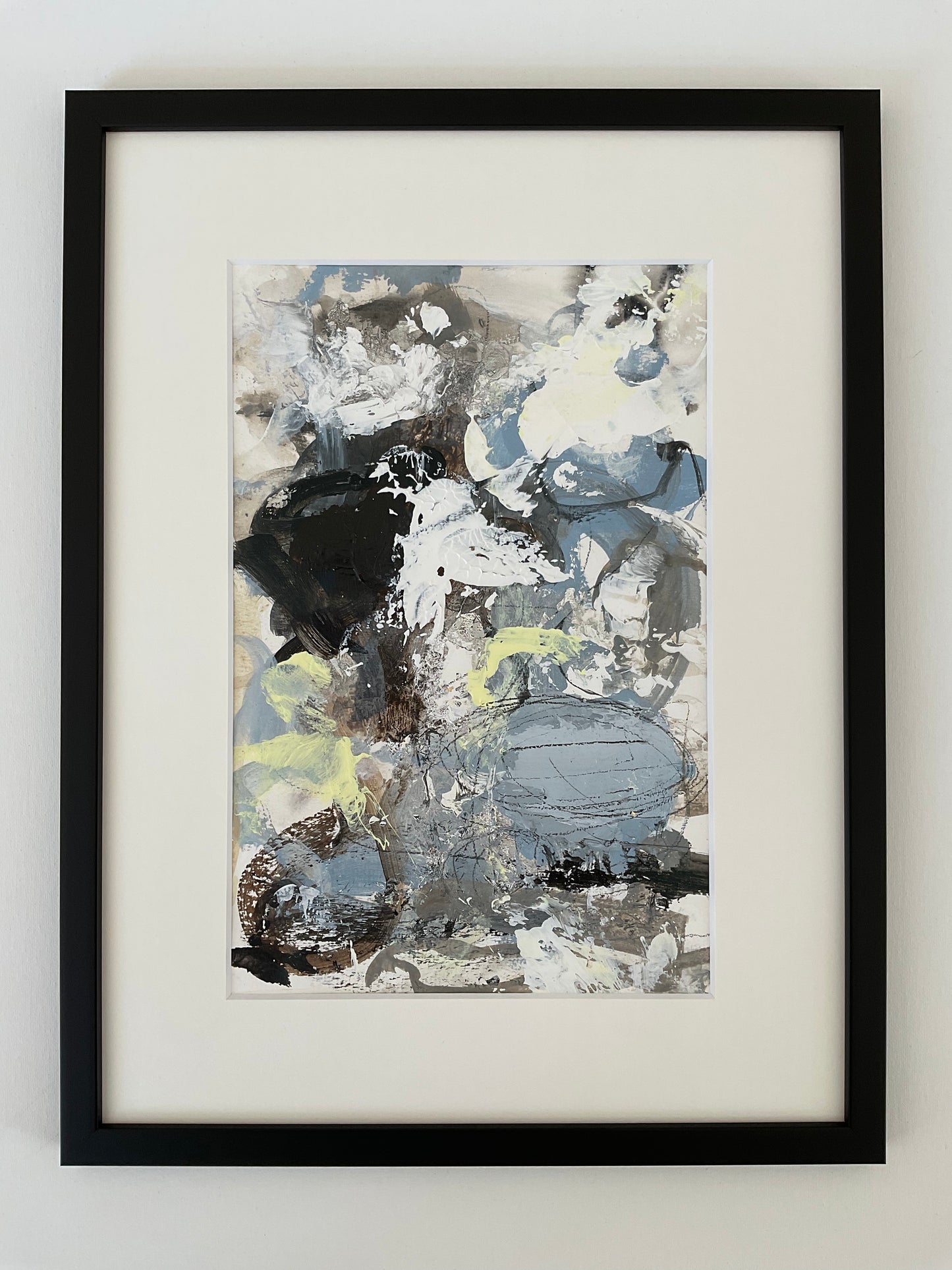 Paperwork nr. 18, 40x30 cm, med sølv bladmetal og sort træramme by Lone Reedtz , Abstrakt ekspressivt akrylmaleri på papir i passepartout Blue Fluorescent Grey Silver