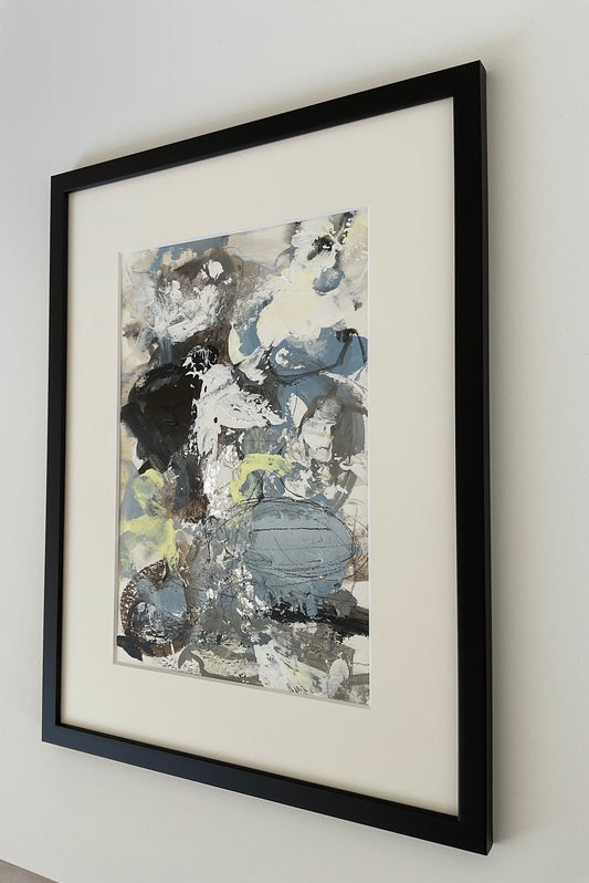 Paperwork nr. 18, 30x40 cm med sølv bladmetal og sort træramme by Lone Reedtz , Abstrakt ekspressivt akrylmaleri på papir i passepartout Blue Fluorescent Grey Silver