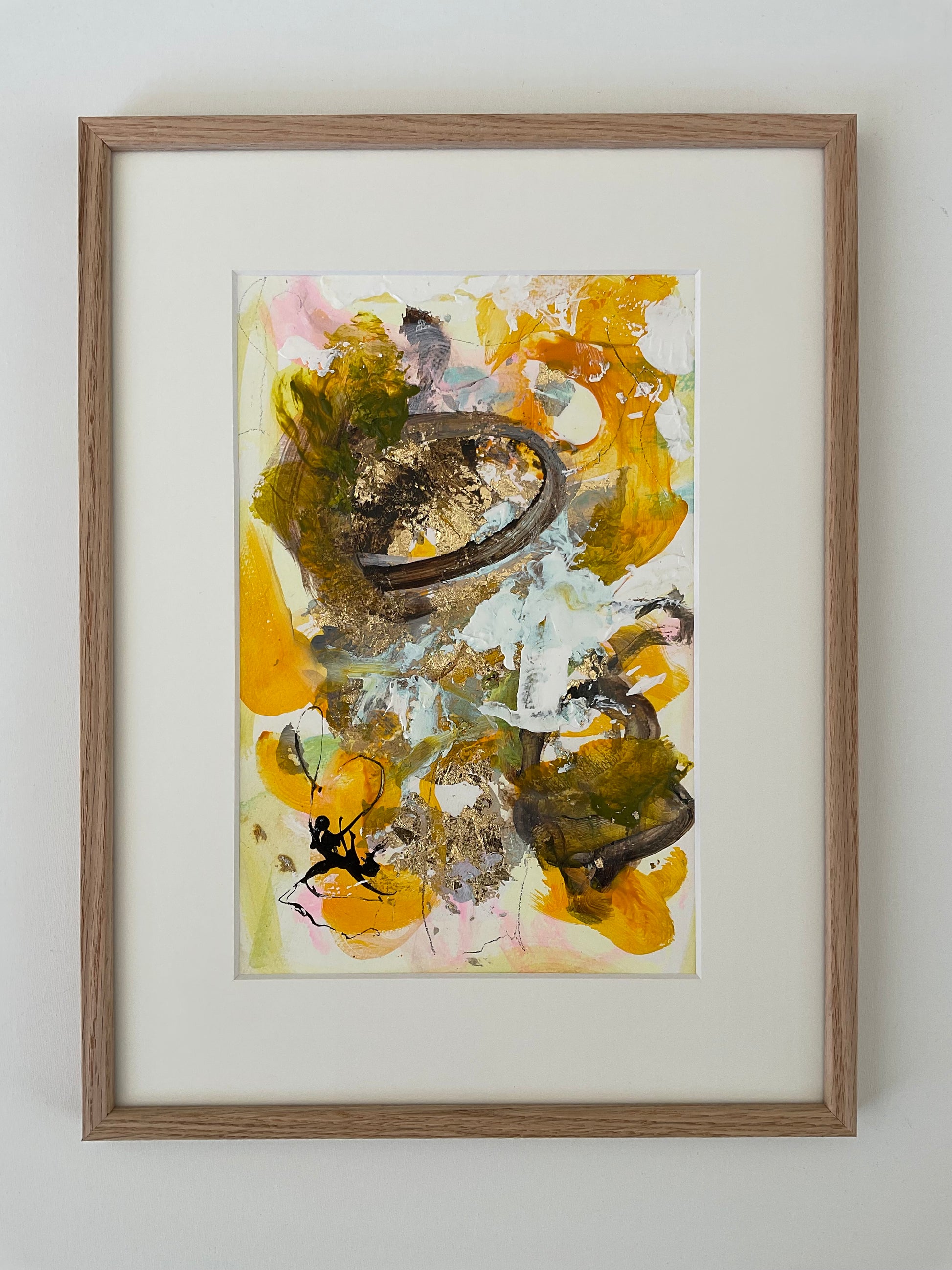Paperwork nr. 16, 40x30 cm, med guld bladmetal og massiv egetræsramme by Lone Reedtz , Abstrakt ekspressivt akrylmaleri på papir i passepartout Brown Gold Orange Yellow