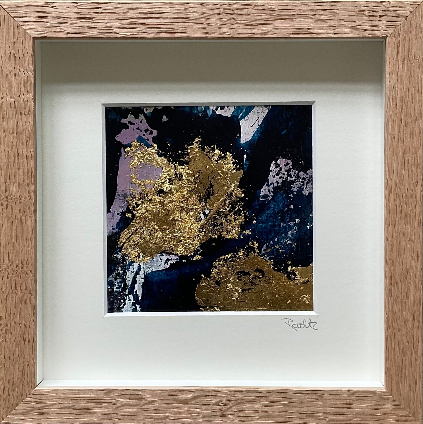 Abstrakt akrylmaleri på lærred med gyldne detaljer – 20x20 cm i boksramme af massivt egetræ by Lone Reedtz , Abstrakt ekspressivt akrylmaleri på papir i passepartout