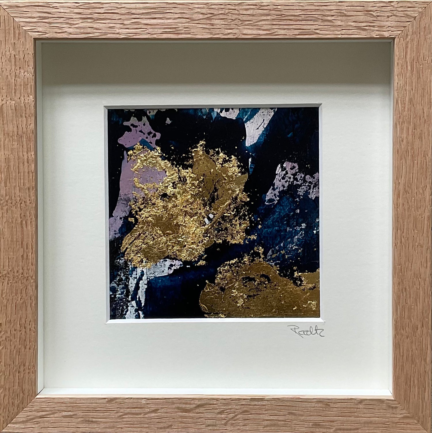 Abstrakt maleri på lærred med gyldne detaljer – 20x20 cm i boksramme af massivt egetræ by Lone Reedtz , Abstrakt ekspressivt akrylmaleri på papir i passepartout