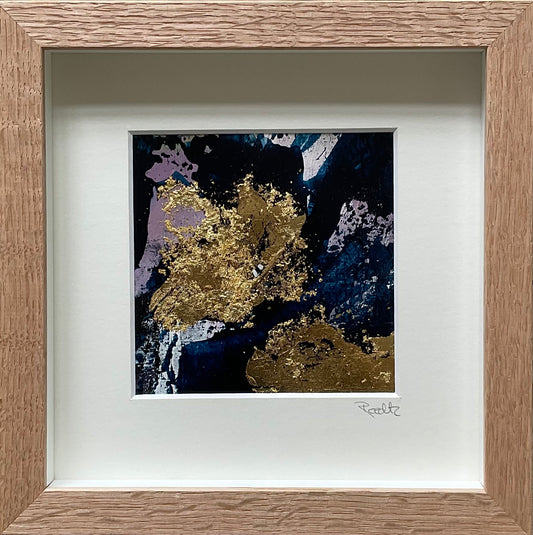 Abstrakt akrylmaleri på lærred med gyldne detaljer – 20x20 cm i boksramme af massivt egetræ by Lone Reedtz , Abstrakt ekspressivt akrylmaleri på papir i passepartout