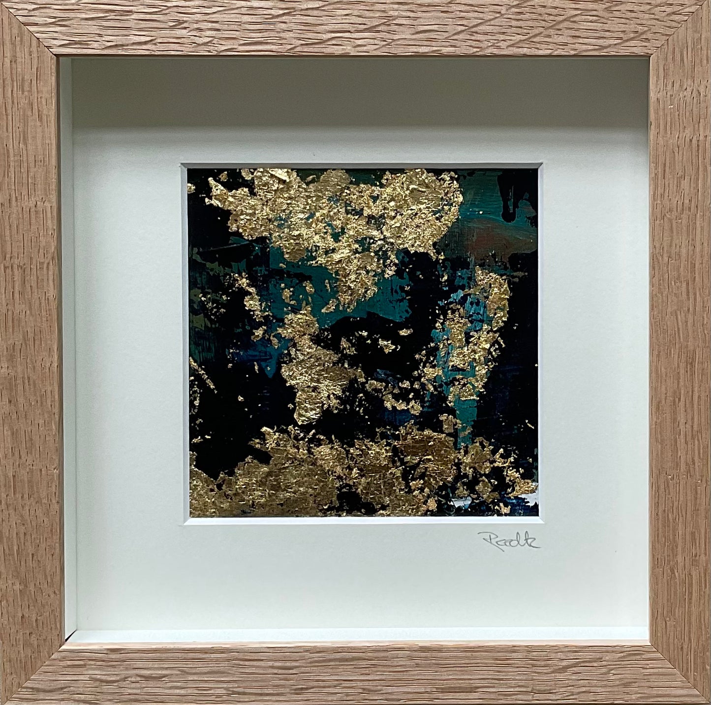 Abstrakt akrylmaleri på lærred med gyldne detaljer – 20x20 cm i boksramme af massivt egetræ by Lone Reedtz , Abstrakt ekspressivt akrylmaleri på papir i passepartout