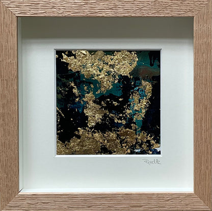 Abstrakt akrylmaleri på lærred med gyldne detaljer – 20x20 cm i boksramme af massivt egetræ by Lone Reedtz , Abstrakt ekspressivt akrylmaleri på papir i passepartout