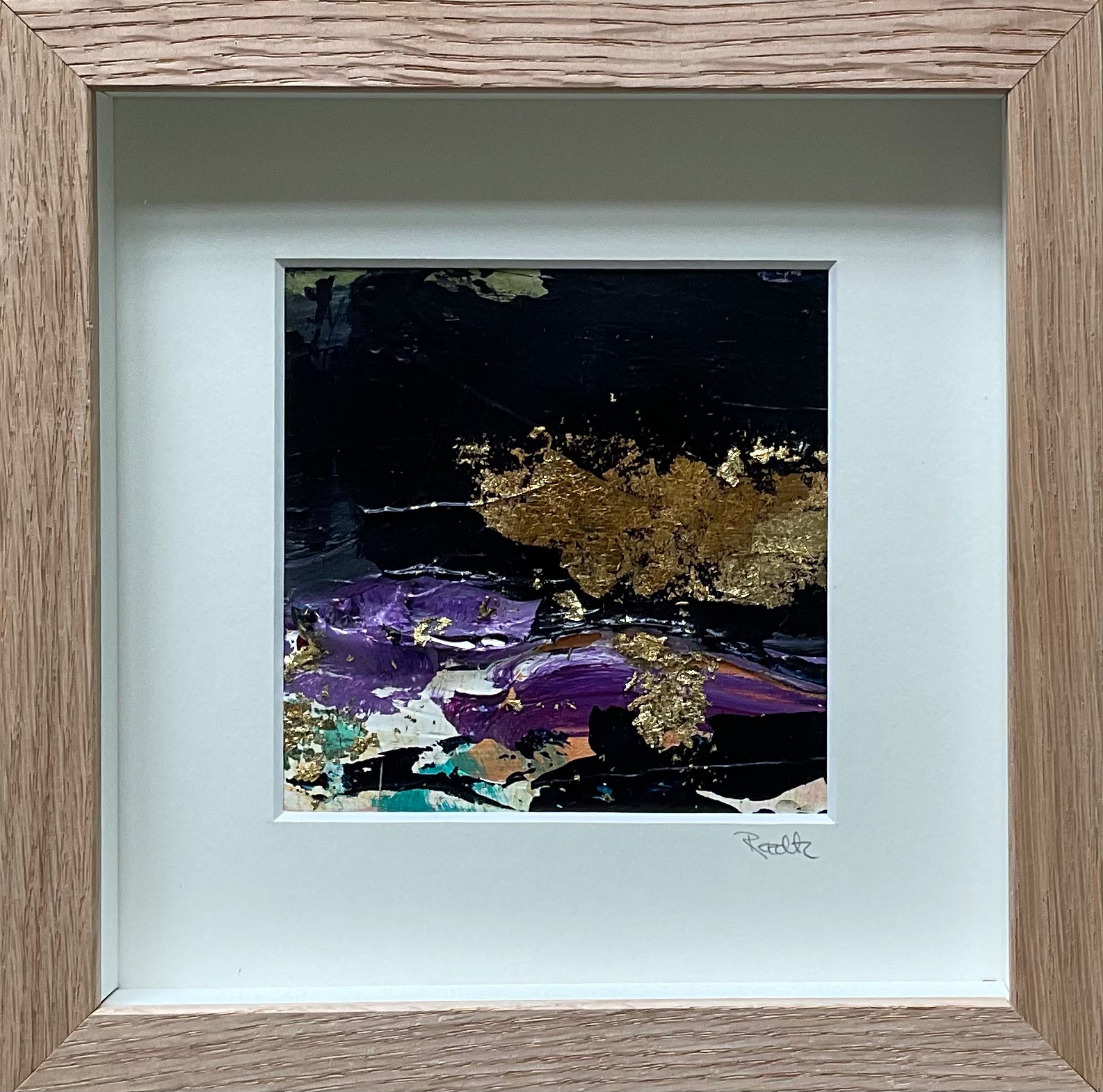 Abstrakt akrylmaleri på lærred med gyldne detaljer – 20x20 cm i boksramme af massivt egetræ by Lone Reedtz , Abstrakt ekspressivt akrylmaleri på papir i passepartout