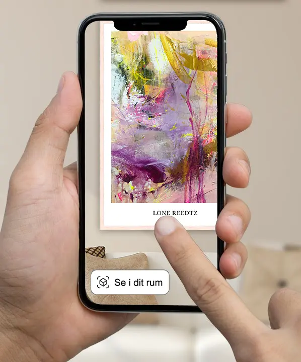 Smartphone som bruger "Se i dit rum" funktionen med et kunsttryk af Lone Reedtz, med massiv egetræsramme med museumsglas