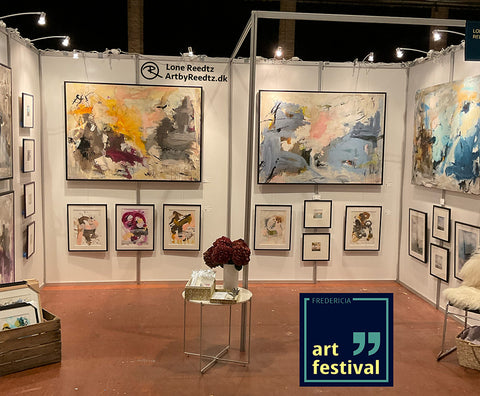 Farverige malerier af Lone Reedtz i Fredericia Art Festival