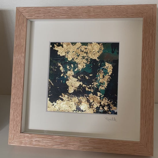 Video med tre abstrakte akrylmalerier på papir i passepartout med gyldne detaljer, skabt af Lone Reedtz – 20x20 cm værker i massiv egetræsramme, vist på ArtbyReedtz.dk