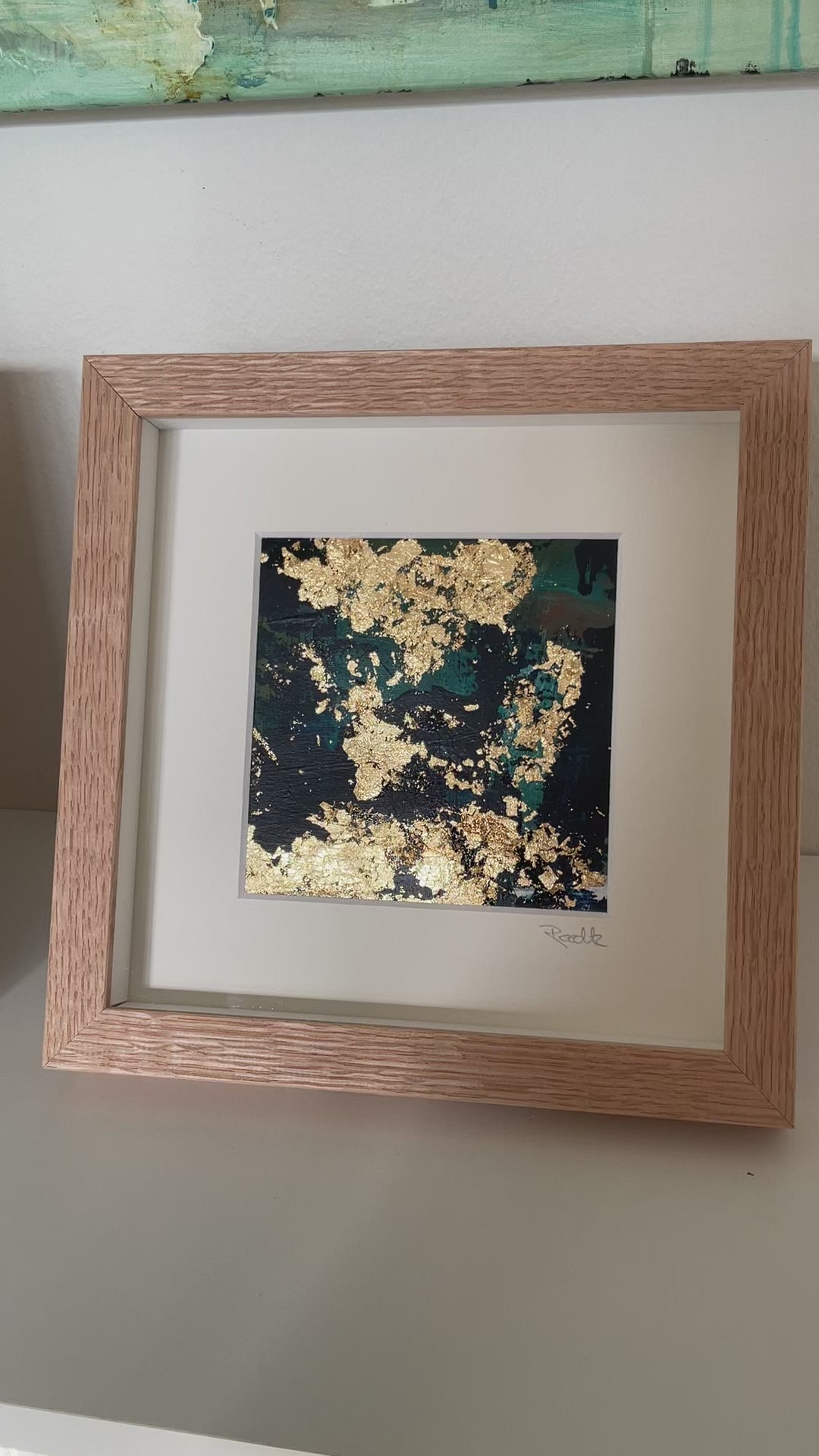 Video med tre abstrakte akrylmalerier på papir i passepartout med gyldne detaljer, skabt af Lone Reedtz – 20x20 cm værker i massiv egetræsramme, vist på ArtbyReedtz.dk